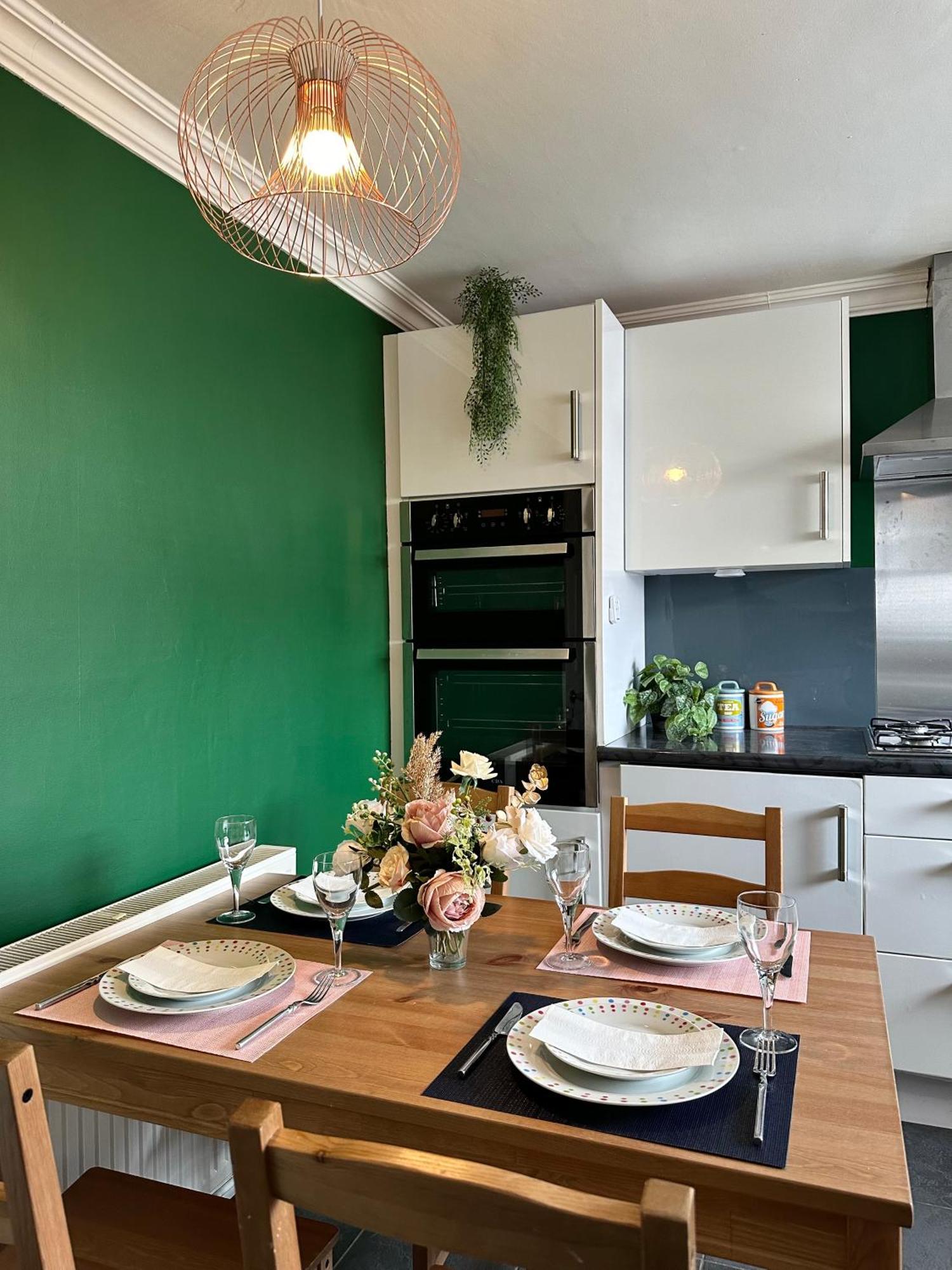 6 Guests House Old Trafford,Media City,City Centre, Free Parking Манчестър Екстериор снимка