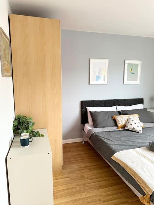 6 Guests House Old Trafford,Media City,City Centre, Free Parking Манчестър Екстериор снимка
