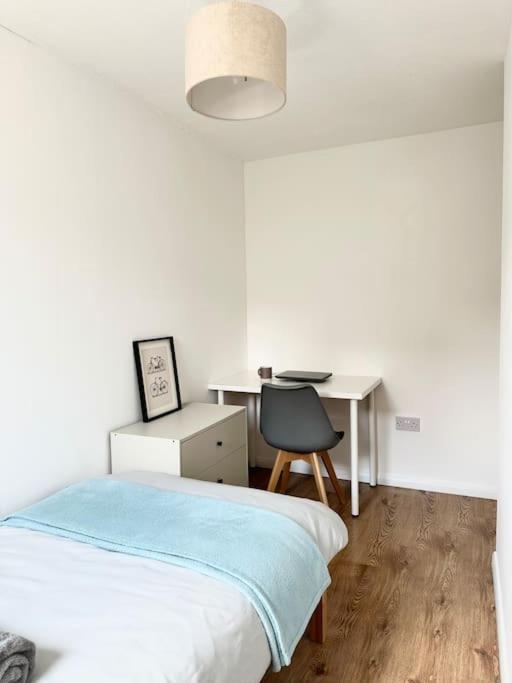 6 Guests House Old Trafford,Media City,City Centre, Free Parking Манчестър Екстериор снимка