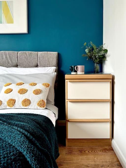 6 Guests House Old Trafford,Media City,City Centre, Free Parking Манчестър Екстериор снимка