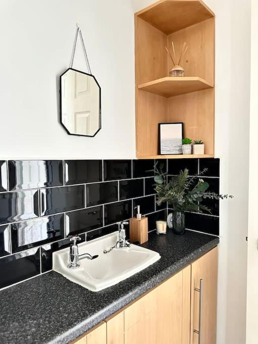 6 Guests House Old Trafford,Media City,City Centre, Free Parking Манчестър Екстериор снимка