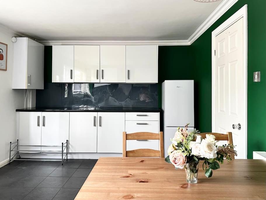 6 Guests House Old Trafford,Media City,City Centre, Free Parking Манчестър Екстериор снимка