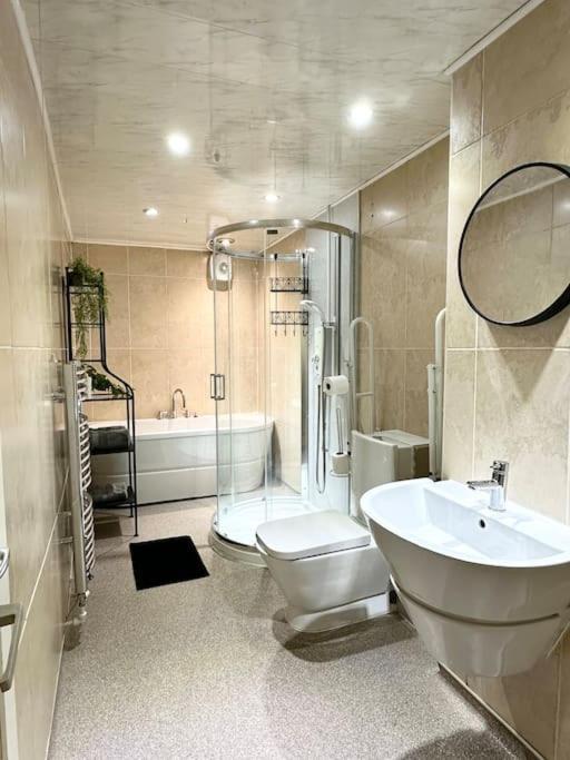 6 Guests House Old Trafford,Media City,City Centre, Free Parking Манчестър Екстериор снимка